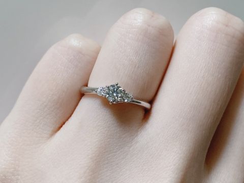 【銀座ダイヤモンドシライシの口コミ】 アームが細く曲線的で、横から見た時も可愛いデザインを求めており、Aigle…