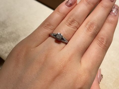 【ブルガリ(BVLGARI)の口コミ】 1枚目の婚約指輪はブルガリで人気のデザインとのことでした。
センターダ…