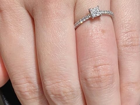 【ティファニー(Tiffany & Co.)の口コミ】 スクエアタイプのデザインが珍しく、一目惚れしました。0.3カラットを超え…