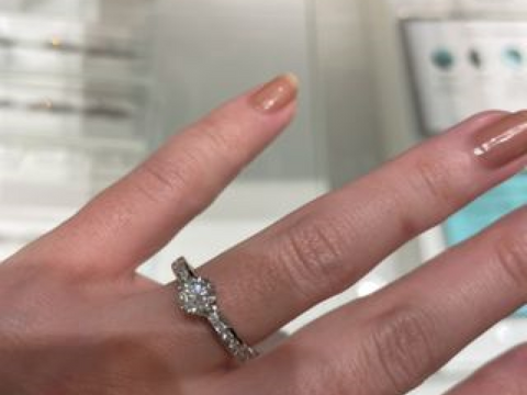 【ティファニー(Tiffany & Co.)の口コミ】 王道のティファニーセッティングにダイヤがついているものです。一粒だけ…