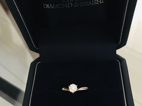 【銀座ダイヤモンドシライシの口コミ】 婚約指輪はダイヤが際立つシンプルなデザインながらも指がすっきり見えるV…