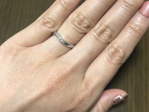 【ラザール ダイヤモンド(LAZARE DIAMOND)の口コミ】 デザインと付け心地です。さりげないダイヤが気に入っているのと、長く使…