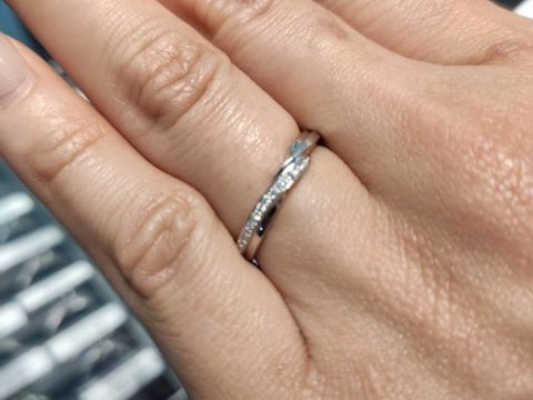 【エクセルコダイヤモンド(EXELCO DIAMOND)の口コミ】 ダイヤの輝きと、長く使えるデザインがとても魅力的でした！
このデザイン…