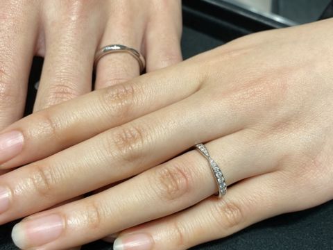 【ティファニー(Tiffany & Co.)の口コミ】 試着した指輪は女性の方はハーフエタニティーでダイヤモンドが散りばめら…