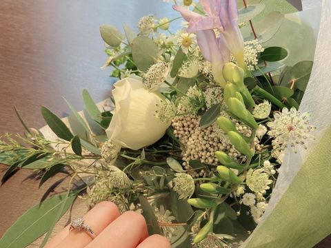 【Shimizu 輪工房の口コミ】 デザインはセンターのダイヤモンドを大切にして、両サイドに2つ小さなダイ…