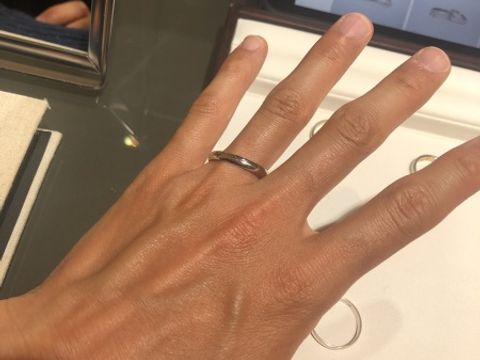 【杢目金屋(もくめがねや)の口コミ】 試着したこちらのデザインは、プラチナ、ホワイトゴールドをメインとした…