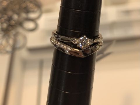 【俄(にわか)の口コミ】 デザインは、着物の襟もとをイメージしているようで、綺麗なV型でした。
…