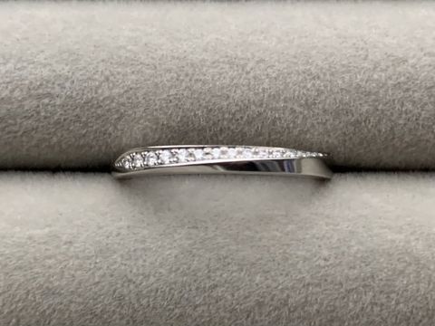 【アイプリモ(I-PRIMO)の口コミ】 婚約指輪に合わせてストレートタイプの結婚指輪を選びました。ダイヤが並…