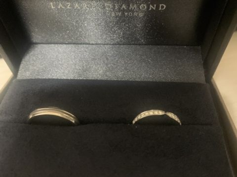 【ラザール ダイヤモンド(LAZARE DIAMOND)の口コミ】 デザインがマットな素材で余り被らないようなものだったので即決しました…