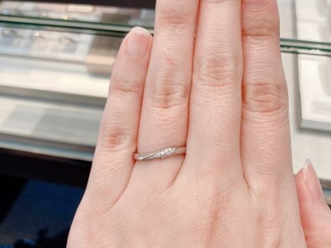 【アイプリモ(I-PRIMO)の口コミ】 滑らかなウェーブがかかっているデザインで、ダイヤも多く一気に手元を華…