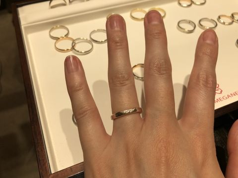 【杢目金屋(もくめがねや)の口コミ】 指輪で木目がはいっているのはここ以外無いと思う。
同じ板を伸ばして夫婦…