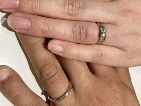 【4℃ BRIDAL(ヨンドシーブライダル)の口コミ】 結婚指輪はサイドのダイヤがさりげなく光って、どの角度からみてもおしゃ…