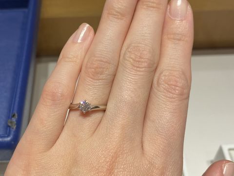 【銀座ダイヤモンドシライシの口コミ】 ウェーブタイプですので、指に馴染みやすく、指が綺麗に見えました。かつ…