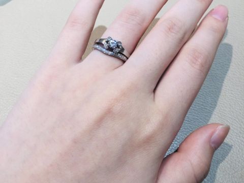 【カルティエ(Cartier)の口コミ】 婚約指輪のバレリーナは真ん中のダイヤを囲うように周りに4つのパヴェダイ…