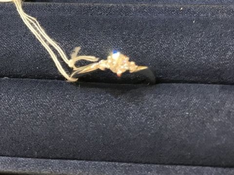 【4℃ BRIDAL(ヨンドシーブライダル)の口コミ】 5石タイプの指輪で、左右一番外側の1石ずつ乗っているところが、少しくび…