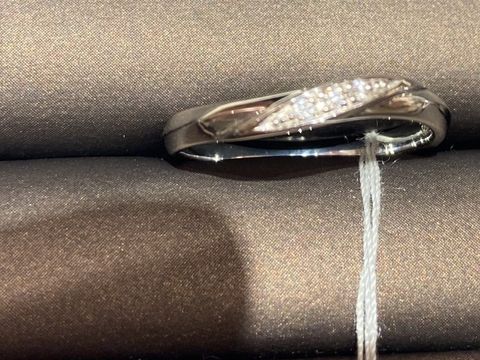 【アイプリモ(I-PRIMO)の口コミ】 ルキナのダイヤ入りタイプの指輪になります。光に当たると反射してキラキ…