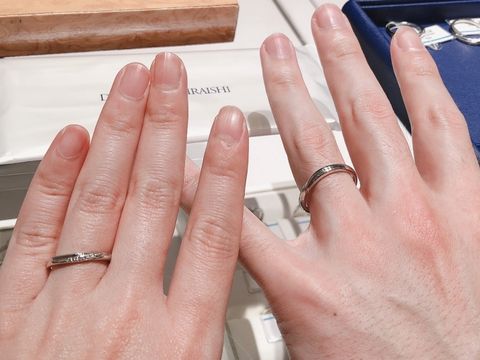 【銀座ダイヤモンドシライシの口コミ】 指可が綺麗に細く見えるVよりもすこし緩めのu字のものを選びました。お値…
