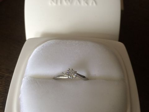 【俄(にわか)の口コミ】 指輪のデザインと名前が決めてでした。
月彩は石が全部で3つ付いており、…