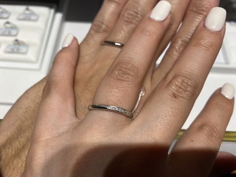 【銀座ダイヤモンドシライシの口コミ】 ダイアモンドがいっぱいついている結婚指輪を探していて、決め手になりま…