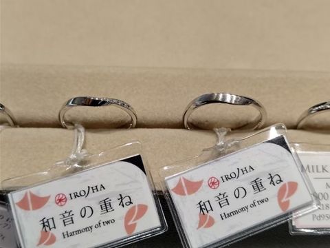 【彩乃瑞(IRONOHA)の口コミ】 ねじれたデザインが素敵で他の指輪と比べると太い指輪でずっしり感があり…