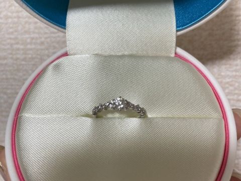 【COCKTAIL(カクテル)の口コミ】 中心のダイヤモンドのサイドに、お花のようにダイヤモンドがあしらわれた…