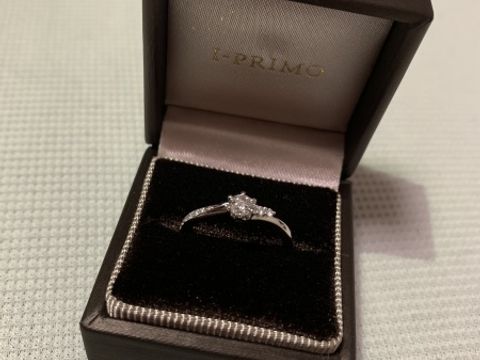 【アイプリモ(I-PRIMO)の口コミ】 1番の決め手はデザイン性です。
ウェーブの形の婚約指輪が欲しく、また華…