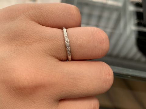 【エクセルコダイヤモンド(EXELCO DIAMOND)の口コミ】 指輪のデザインは豊富で、華やかなものが多かったです。細身のものは少な…