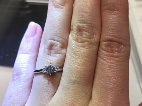 【銀座ダイヤモンドシライシの口コミ】 指輪のデザインは両端に小さいダイヤモンドがあり、真ん中のダイヤモンド…