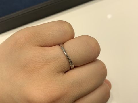 【4℃ BRIDAL(ヨンドシーブライダル)の口コミ】 指輪の種類が多く、細くて華奢なものから華やかなものまで豊富でした。種…