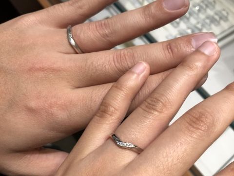 【銀座ダイヤモンドシライシの口コミ】 V字のデザインにより、指が長く見えるのが
お気に入りです。
他のブランド…