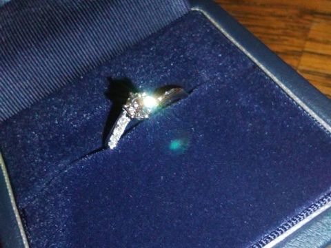 【銀座ダイヤモンドシライシの口コミ】 サイドに散りばめられたダイヤモンドが中央のダイヤモンドをさらに華やか…