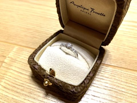 【アンジェリックフォセッテ(Angelique Fossette)の口コミ】 キラキラしたものが好きだったので、中心に大きなダイヤ、両サイドに3つず…