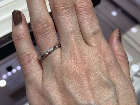 【俄(にわか)の口コミ】 細めのリングにメレダイヤが右斜めラインに入ってるものです。俄で気にな…