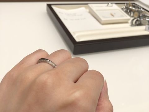 【俄(にわか)の口コミ】 初めは細身やV字のリングを中心に見ていたのですが、ホームページで「凛」…