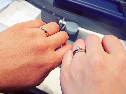 【銀座ダイヤモンドシライシの口コミ】 女性のものは、婚約指輪とセットでつけられることと、単独でつけてもキラ…