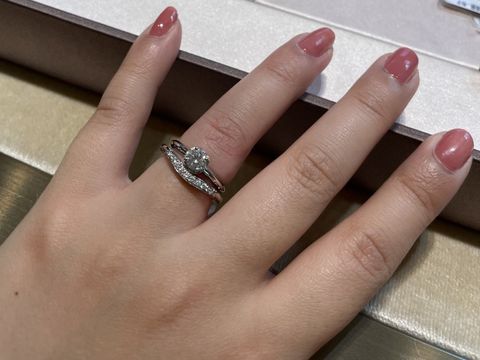 【ブルガリ(BVLGARI)の口コミ】 婚約指輪のインコントロダモーレのセットリングです。婚約指輪の高さに合…