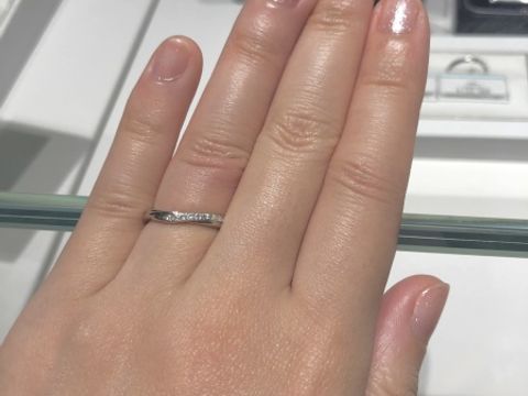 【銀座ダイヤモンドシライシの口コミ】 一番の決め手は指輪のデザインです。
気になる指輪をいくつか試着させて貰…