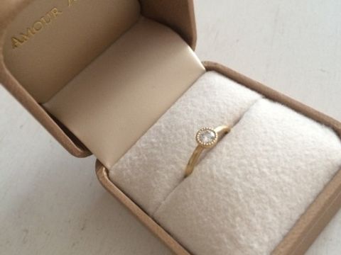 【AMOUR AMULET(アムール・アミュレット)の口コミ】 ダイヤの大きさ、ダイヤを囲んでいるゴールドのデザインがイメージしてい…