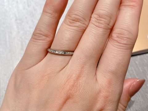 【ORECCHIO(オレッキオ)の口コミ】 バケットカットのダイヤを使ったハーフエタニティタイプのリング。重厚感…