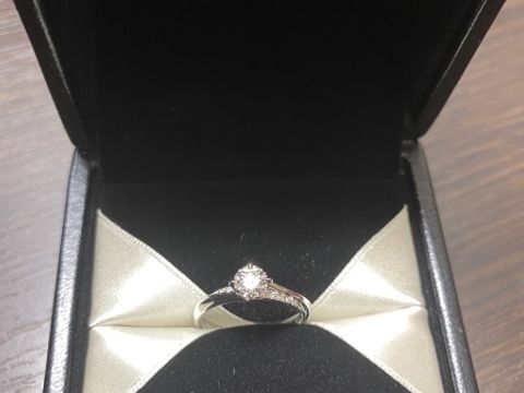 【エクセルコダイヤモンド(EXELCO DIAMOND)の口コミ】 リングラインに沿って繋がっているメレダイヤモンドの上にセンターダイヤ…