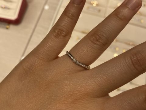 【カルティエ(Cartier)の口コミ】 ゆるやかなV字になっているデザインのため、指が綺麗に見えました。手のひ…