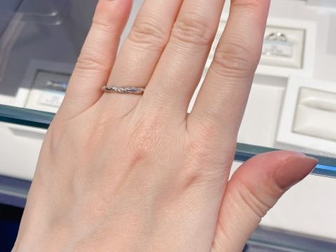 【銀座ダイヤモンドシライシの口コミ】 ねじれたデザインが素敵で試着しました。ねじれた部分に所々ダイヤがつい…