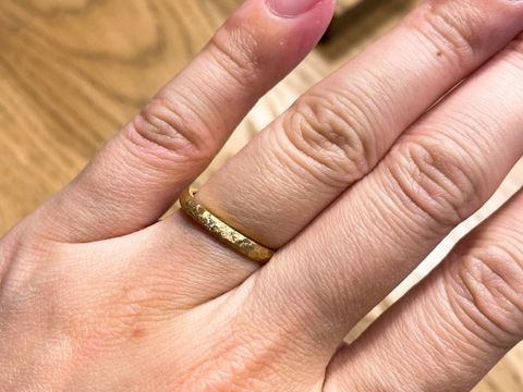 【CRAFY(クラフィ)の口コミ】 手作りリングの見本品を試着させていただきました。ゴールドに槌目加工と…