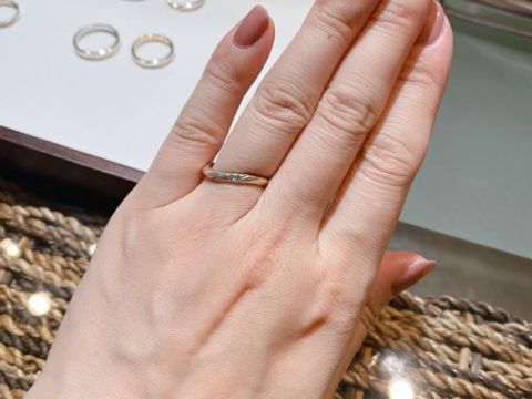 【杢目金屋(もくめがねや)の口コミ】 斜めに流れるようにダイヤを配置しており、指が細長く綺麗に見える指輪で…