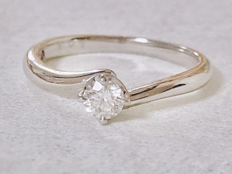 【ヴァンドーム青山(VENDOME AOYAMA)の口コミ】 ウェーブデザインの中からお気に入りの指輪を選びました。中央に派手すぎ…