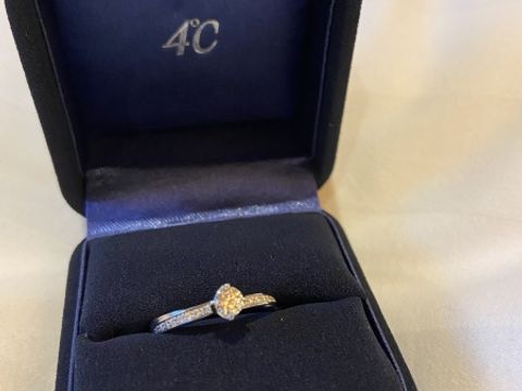 【4℃ BRIDAL(ヨンドシーブライダル)の口コミ】 今期のデザインであり、ダイヤが斜めに入っており素敵でした。ダイヤもハ…