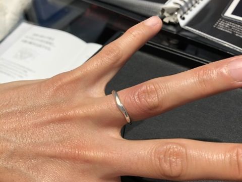 【エクセルコダイヤモンド(EXELCO DIAMOND)の口コミ】 「シンプルでウェーブ形状のもの」を希望しており、デザインとしてはまぁ…