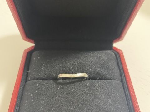 【カルティエ(Cartier)の口コミ】 婚約指輪と一緒につけたときの相性を重視して決めました。仕事柄シンプル…