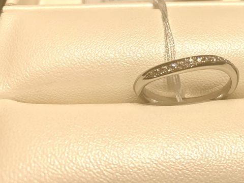 【俄(にわか)の口コミ】 ダイヤモンドのラインが入っているものを探していたので、こちらの指輪も…