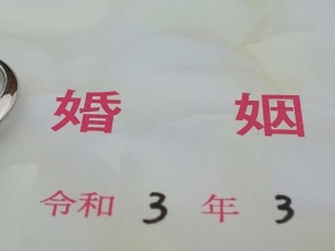 【1122 iifuufu bridal(いい夫婦ブライダル)の口コミ】 お花の形をしていてとても可愛らしく、他もいくつか見せていただきました…